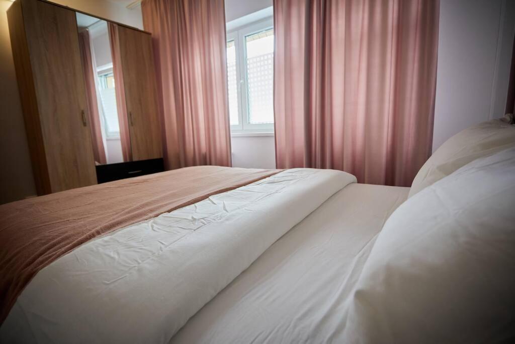 Queen Apartment Athenee Bukarest Kültér fotó